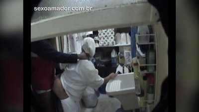 Motoboy çatdırılmalar arasında restoranda təmizlikçi xanımla cinsi əlaqədə olur