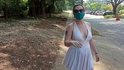 İctimai çılpaqlıq: Rusiyadan olan bir qız Rio-de-Janeyro küçələrində paltarlarını soyunmağa çalışır. O, az qala həbs ediləcəkdi.