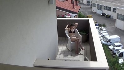 Balkonda mastürbasyon edən gənc otaq yoldaşıma casusluq etmək