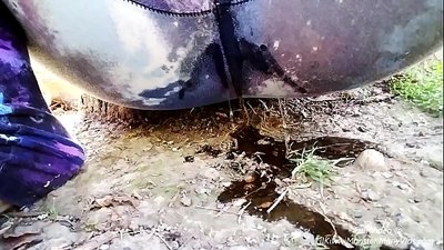 Küçədə əsəbləşmək! Gəlin, LilKiwwiMonster-ın qısa tumanını islatmasına və kirdə işməsinə baxın!
